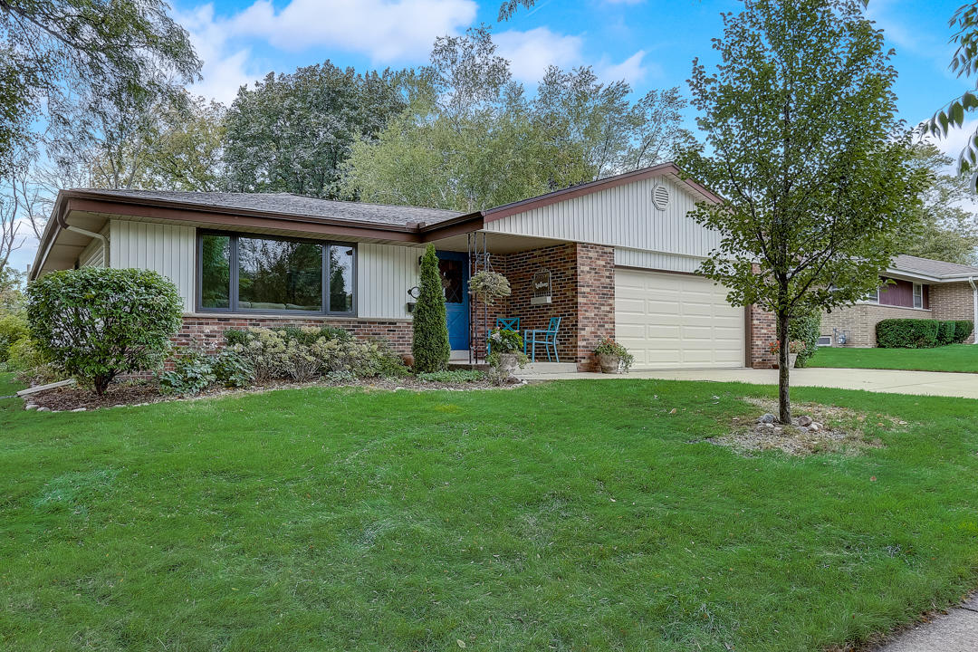 5194 Lakeside Dr Greendale, Wisconsin 53129-1921